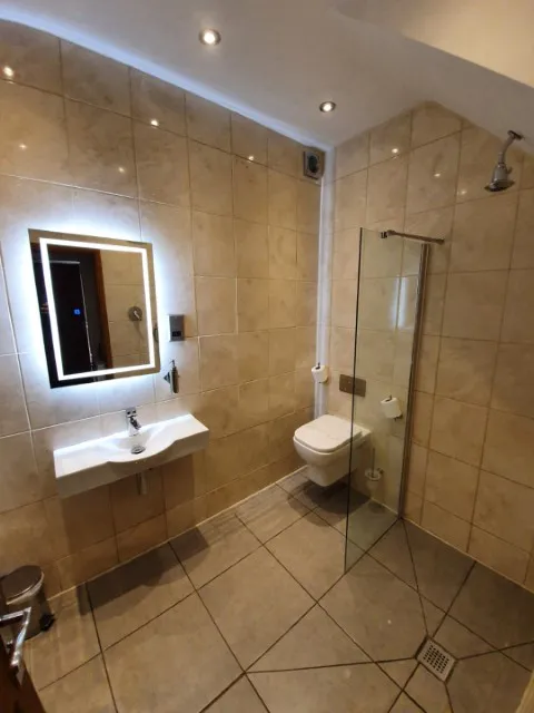 six bedroom apartment wet room